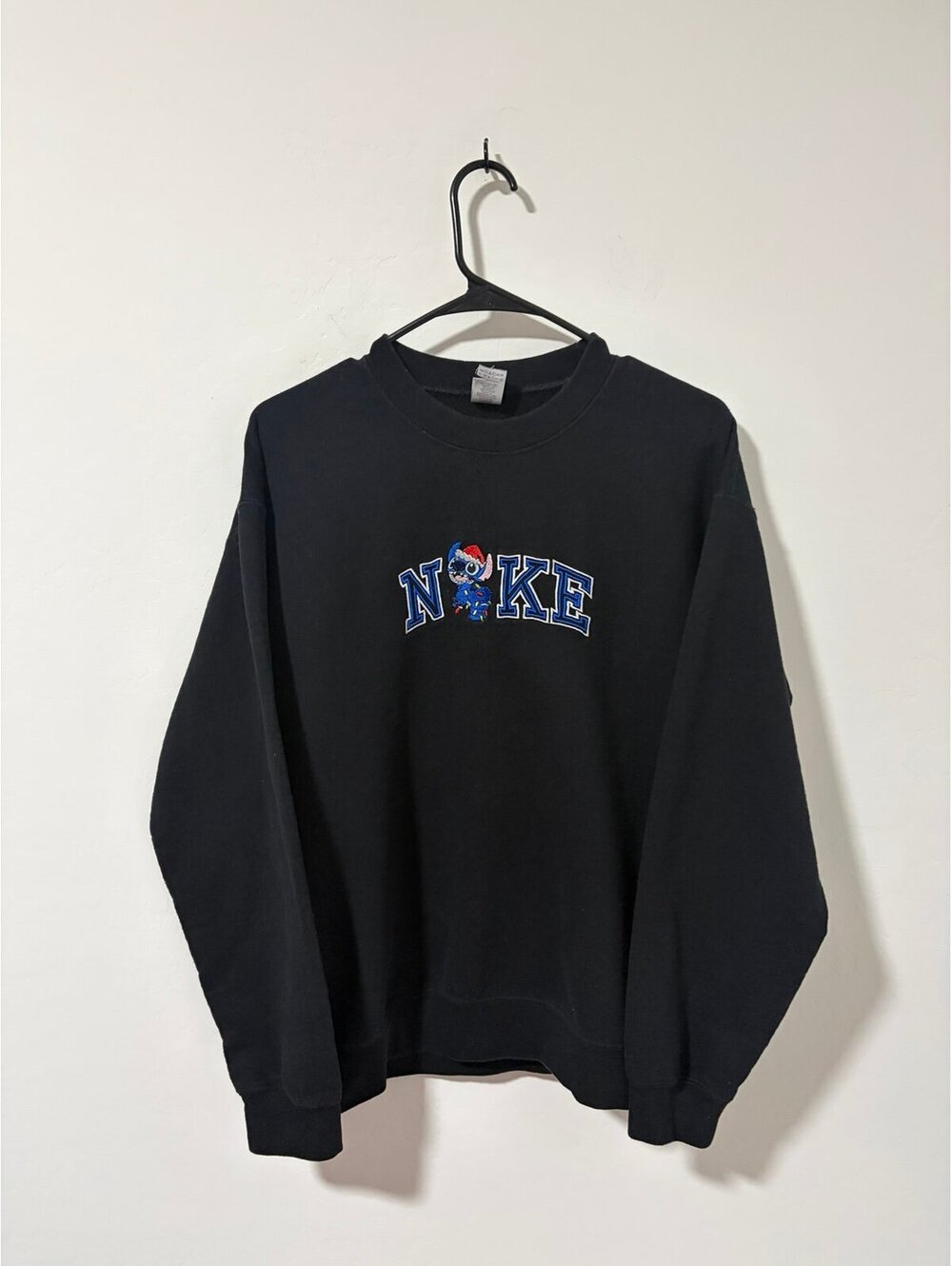 Black Christmas embroidered Disney Lilo and Stitch crewneck - Men’s medium